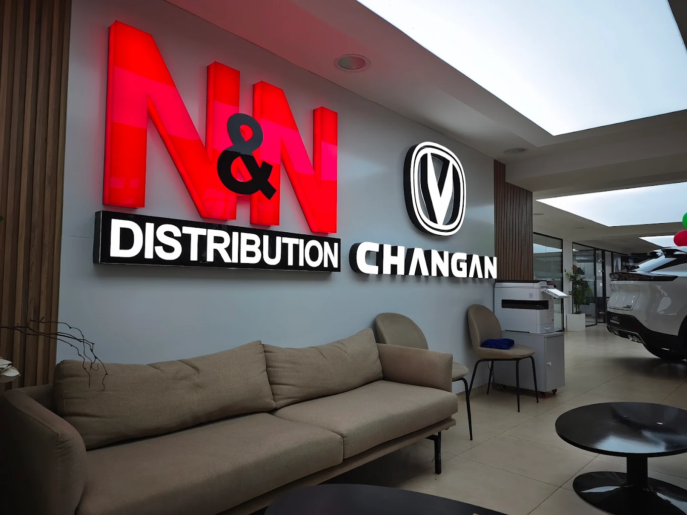Showroom N&N Distribution à Mohammedia — vue extérieure de la façade avec enseigne et véhicules exposés